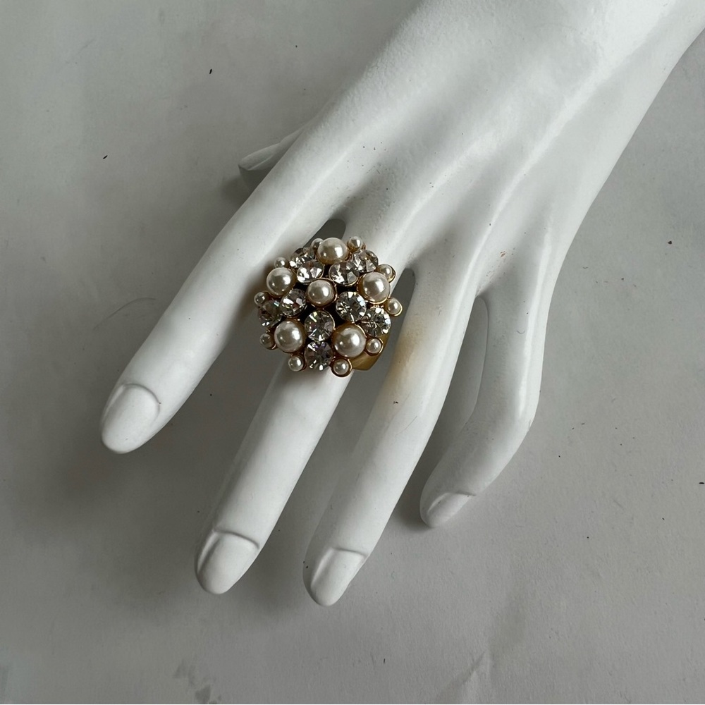 Womens gorgeous “CCN” marked faux pearl costume jewelry ring sz‎ 5.5